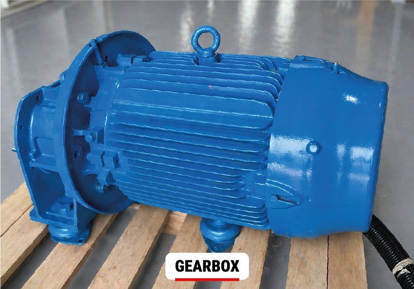 Gearbox recuperado e pintado, sobre palete de madeira