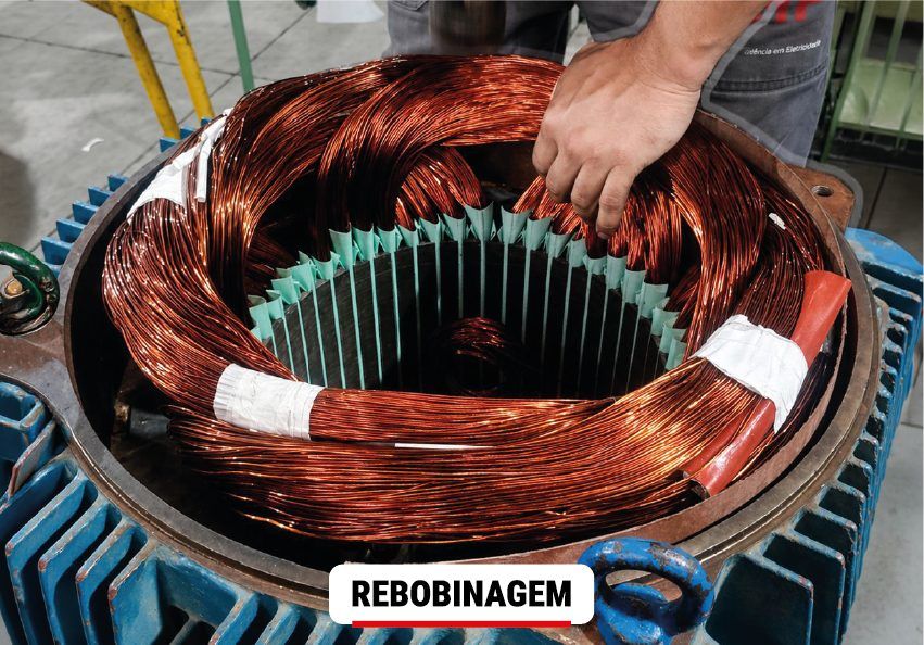Bobinado de cobre sendo inserido nas ranhuras do estator de um motor elétrico